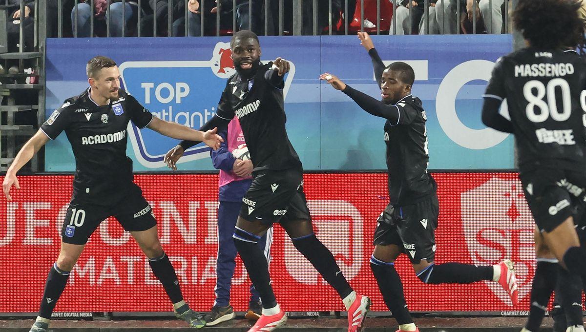 Jogadores da AJA comemorando o primeiro gol contra Brest