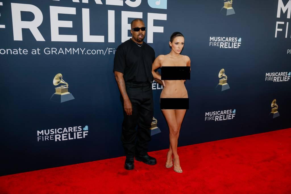 O rapper Kanye West e a namorada Bianca Censori no tapete vermelho do Grammy 2025.