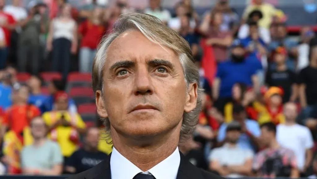 Roberto Mancini sendo aprovado por Textor