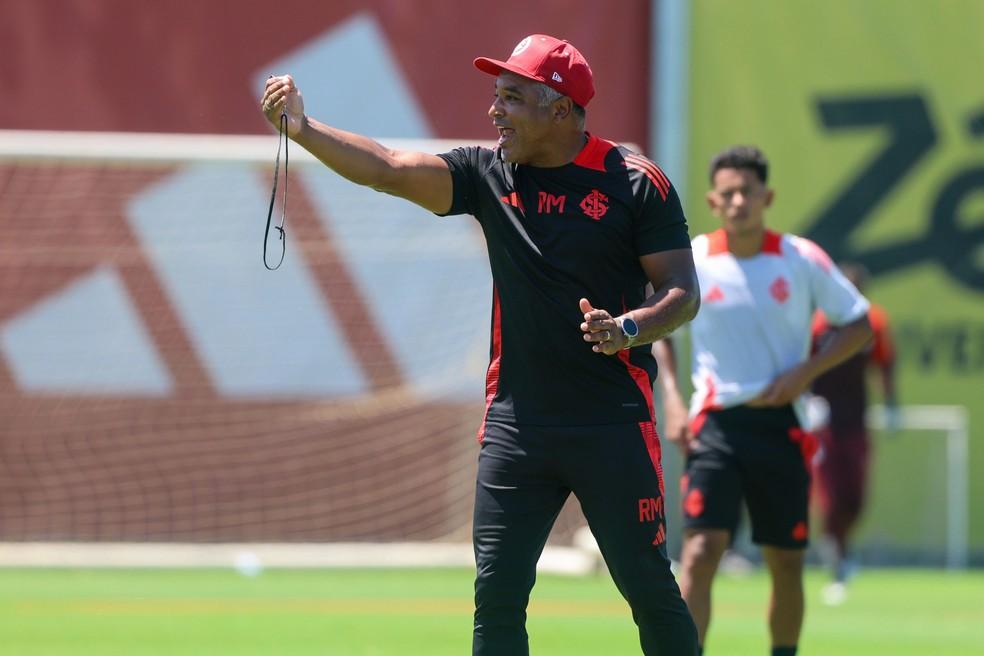 Roger Machado comanda treino do Inter no CT Parque Gigante