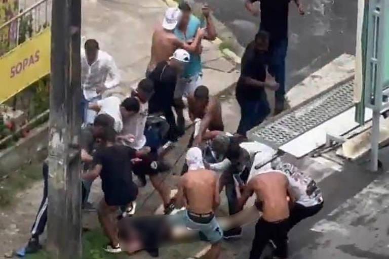 Grupo de pessoas em briga nas ruas de Recife