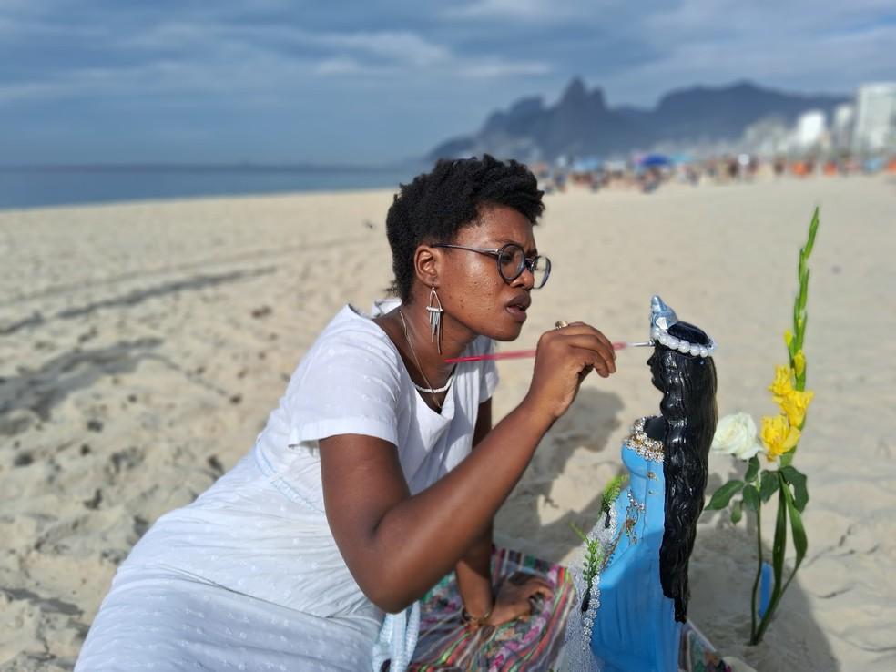 Atriz Lu Varello pinta imagem da Rainha do Mar