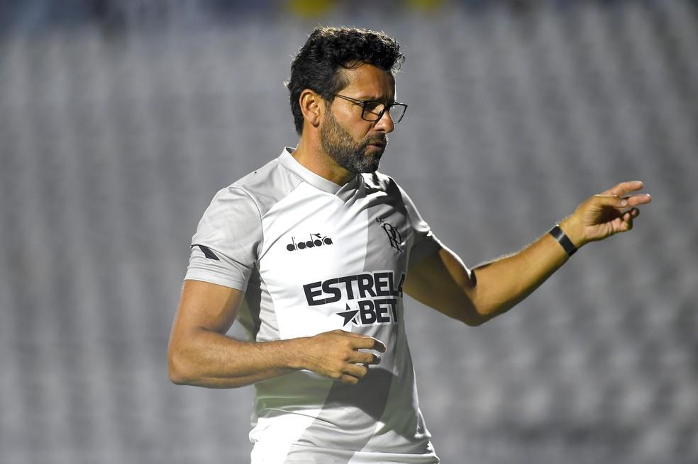 Alberto Valentim, técnico da Ponte Preta