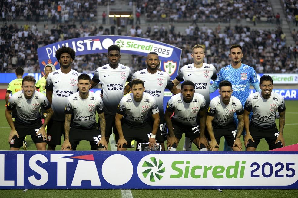 Time posado do Corinthians em jogo contra a Portuguesa