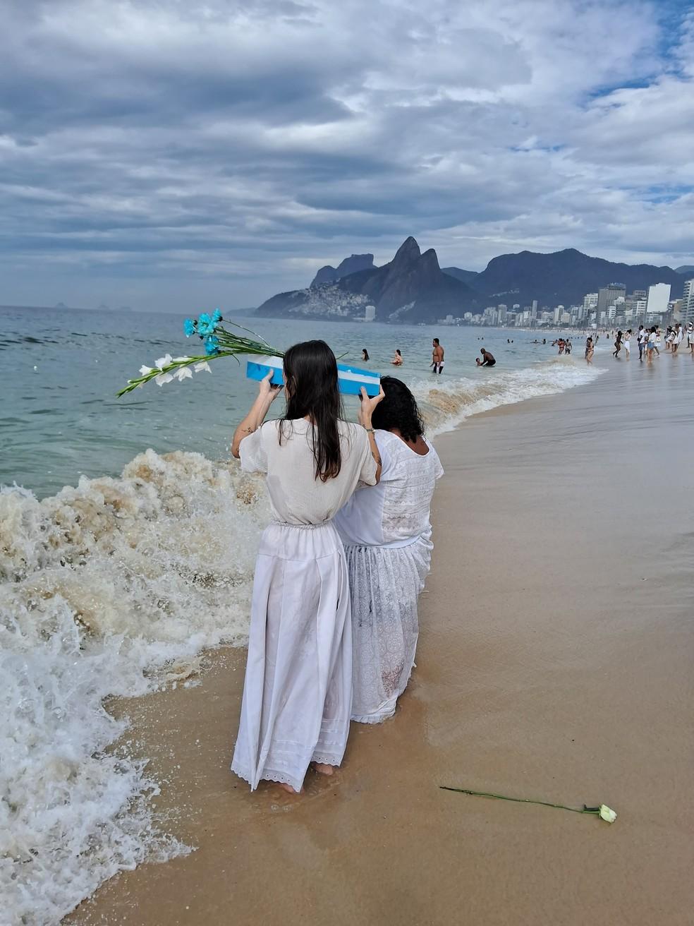 Fiéis com oferendas a Iemanjá