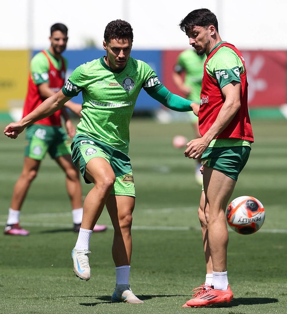 Piquerez e Raphael Veiga em treino antes do Choque-Rei