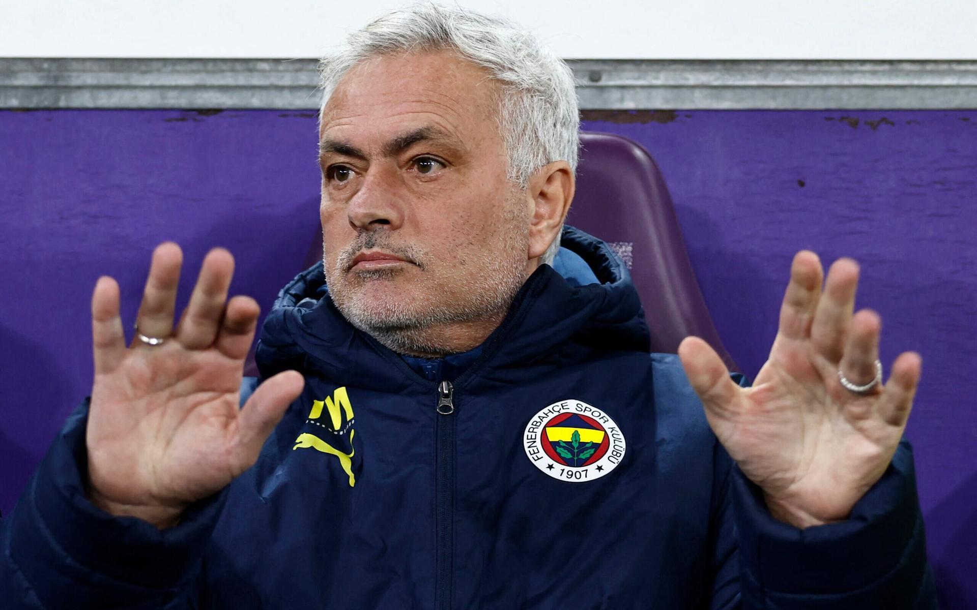 Imagens do jogo entre Anderlecht e Fenerbahçe, onde ocorreu a briga nas arquibancadas