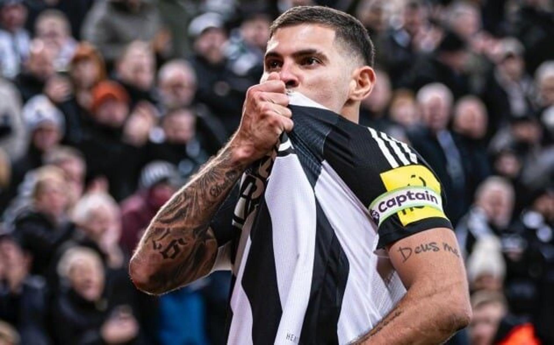 Bruno Guimarães comemora gol pelo Newcastle