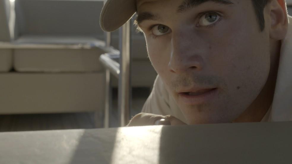 Rudá se esconde e escuta planos de Molina e Mércia — Foto: TV Globo/Divulgação.