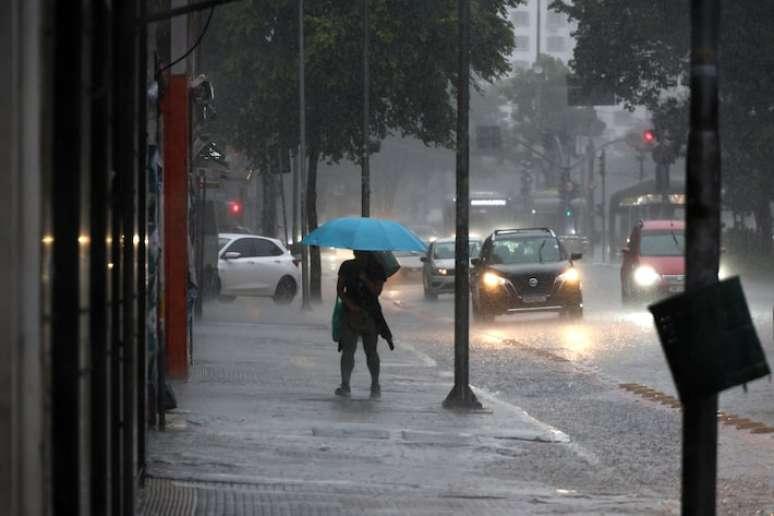 Chuva forte na Rua da Consolação, no centro de São Paulo