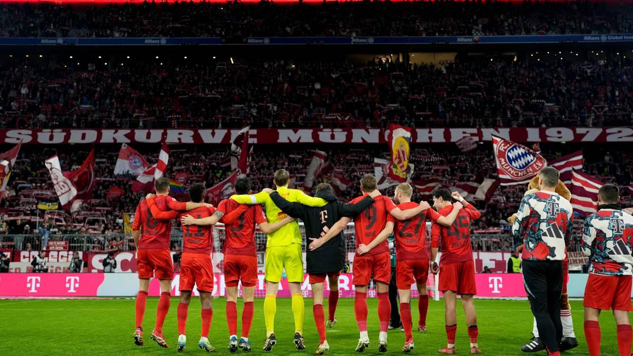 Jogadores do Bayern de Munique celebrando a vitória após partida