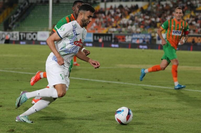 Ilhan Palut Confirma Sinegência de Ghezzal para o Jogo Contra o Galatasaray