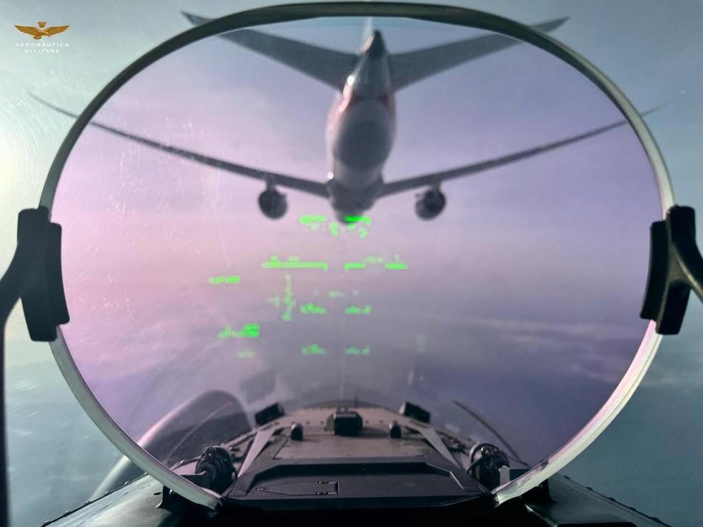 Avião da American Airlines na mira de caça italiano