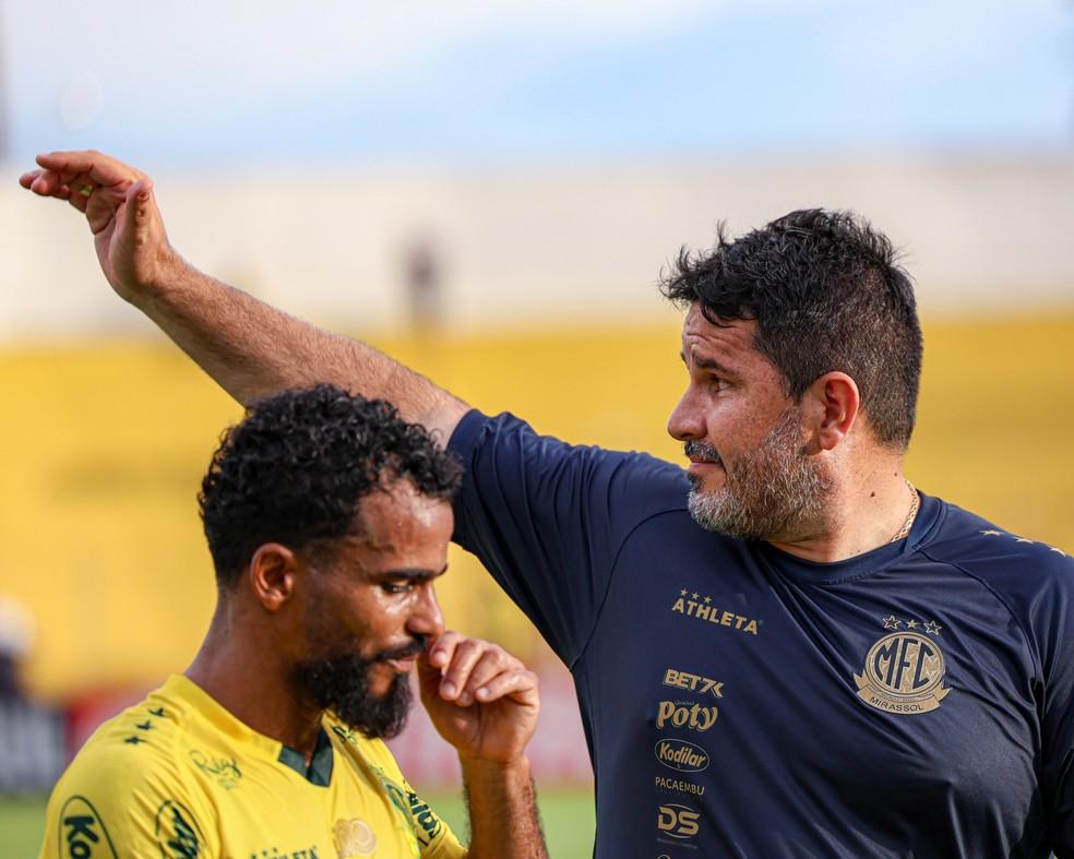 Técnico Eduardo Barroca agradecendo o apoio da torcida