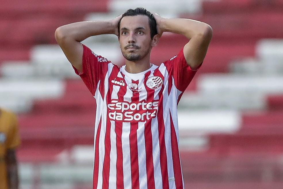 Marco Antônio, do Náutico, em eliminação para o Retrô