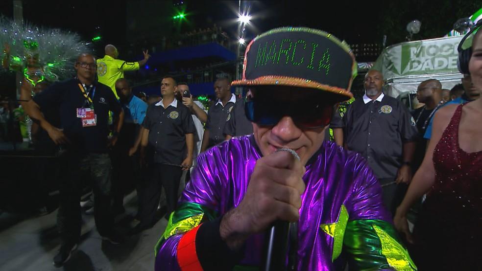 Puxador Zé Paulo Sierra usa boné em homenagem a Márcia Lage