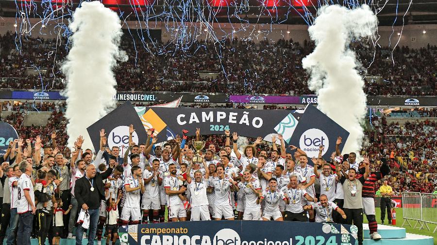 Flamengo levanta a taça de campeão carioca 2024