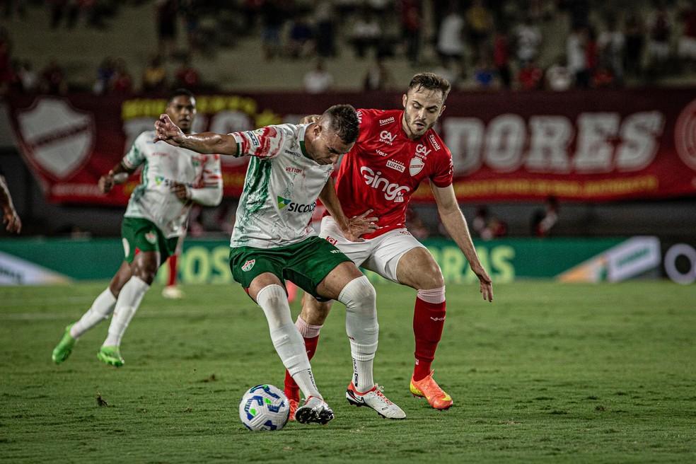 Gabriel Poveda disputa bola no duelo contra o Rio Branco