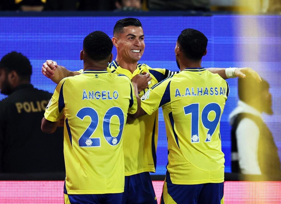 Cristiano Ronaldo é celebrado por Angelo e Al-Hassan após gol contra o Al-Kholood