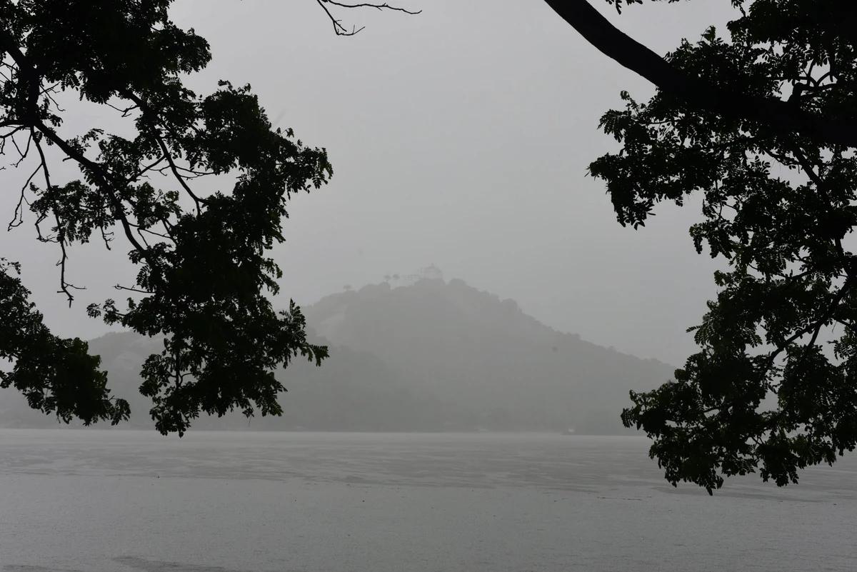 Chuva; tempo fechado.