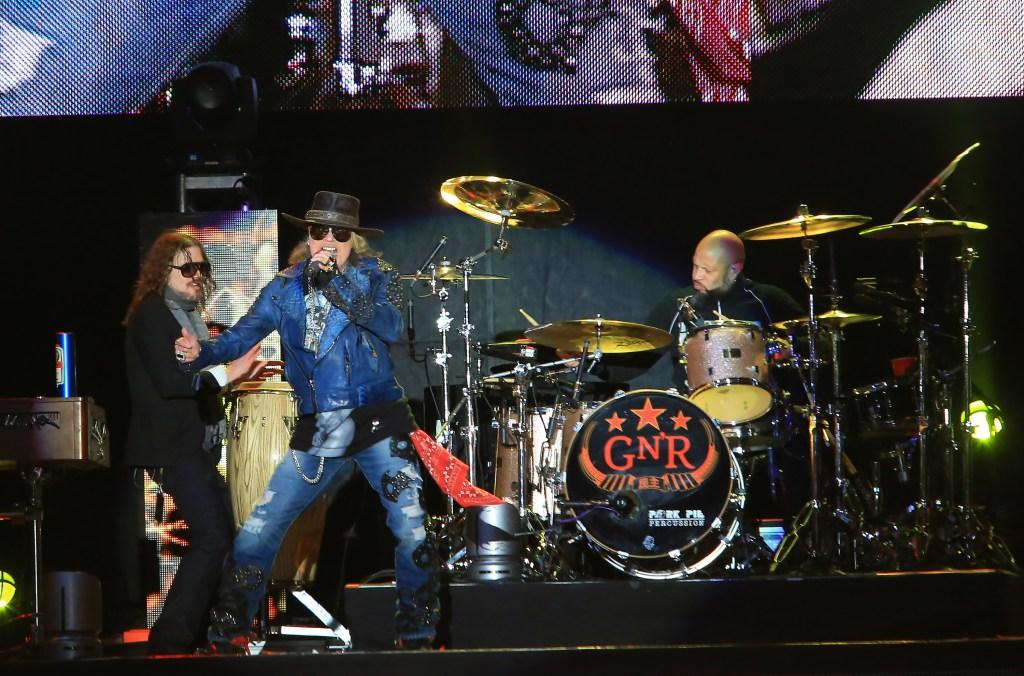 Axl Rose e Frank Ferrer se apresentando no palco durante evento em Ohio