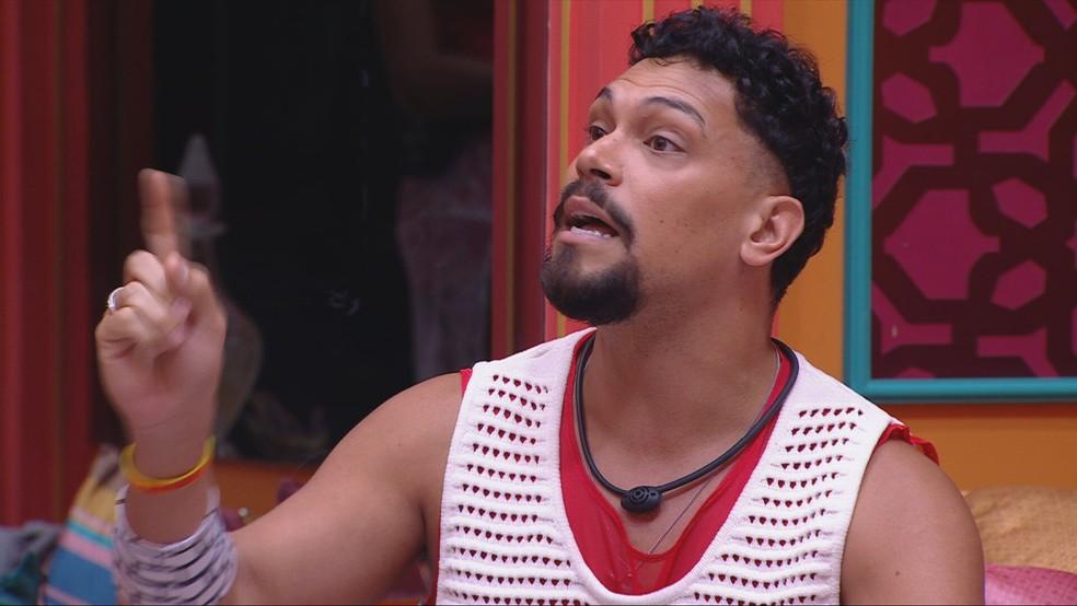 Eva questiona Vinicius sobre o termo 'pomba suja' e brother dispara: 'Quando sair você procura'