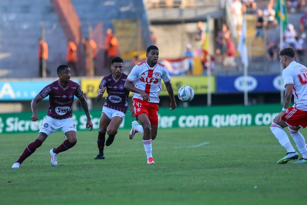 Gustavo Prado deve herdar vaga de Wanderson neste sábado