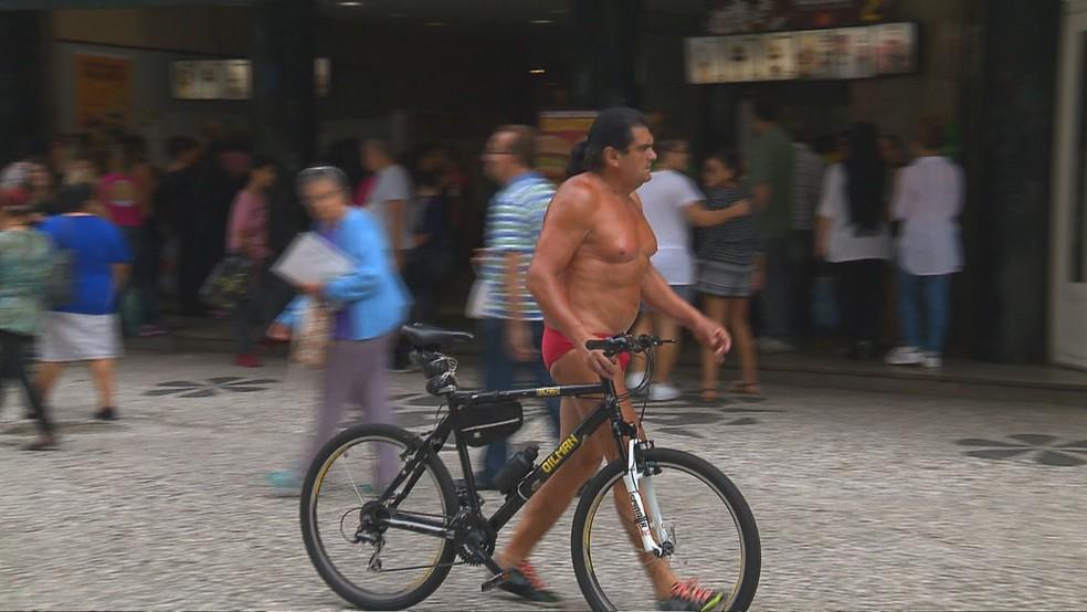 Nelson Rebello circulando pela cidade