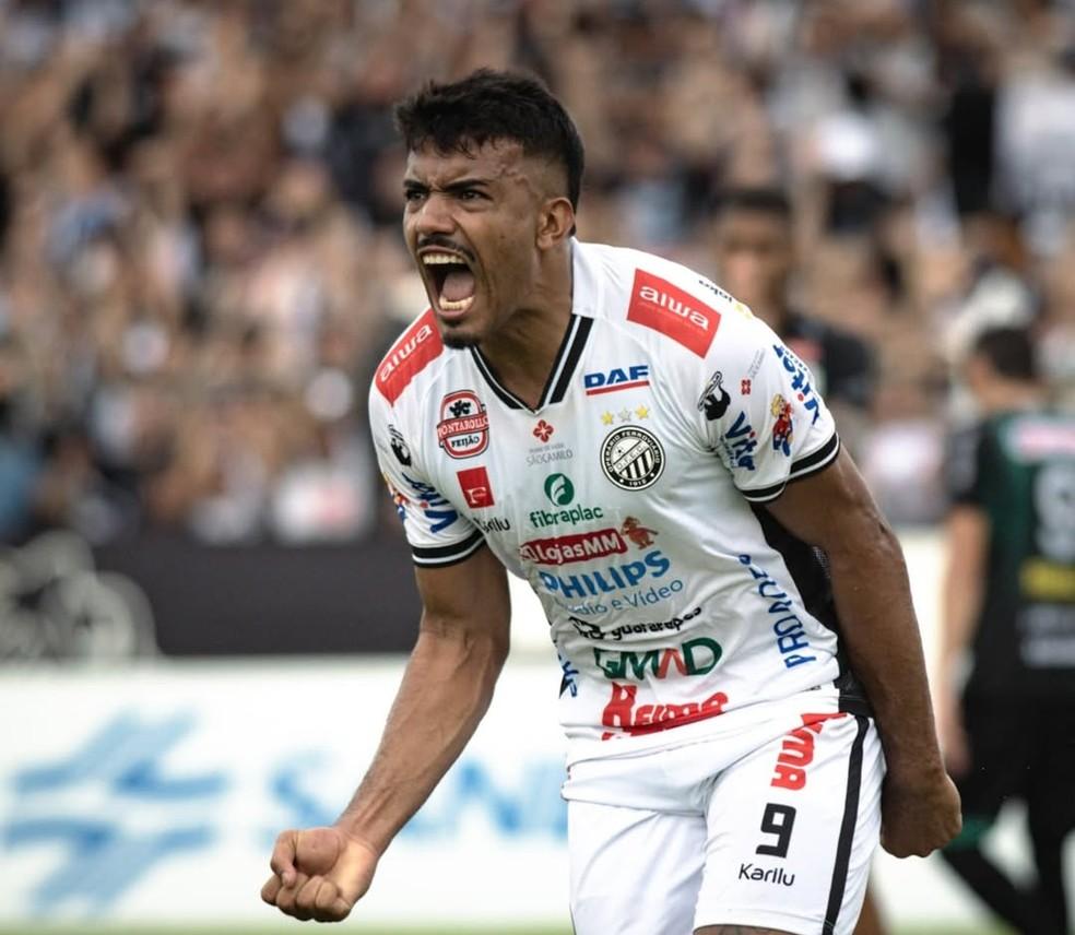 Vinicius Mingotti, atacante do Operário-PR, comemora o gol sobre o Maringá.