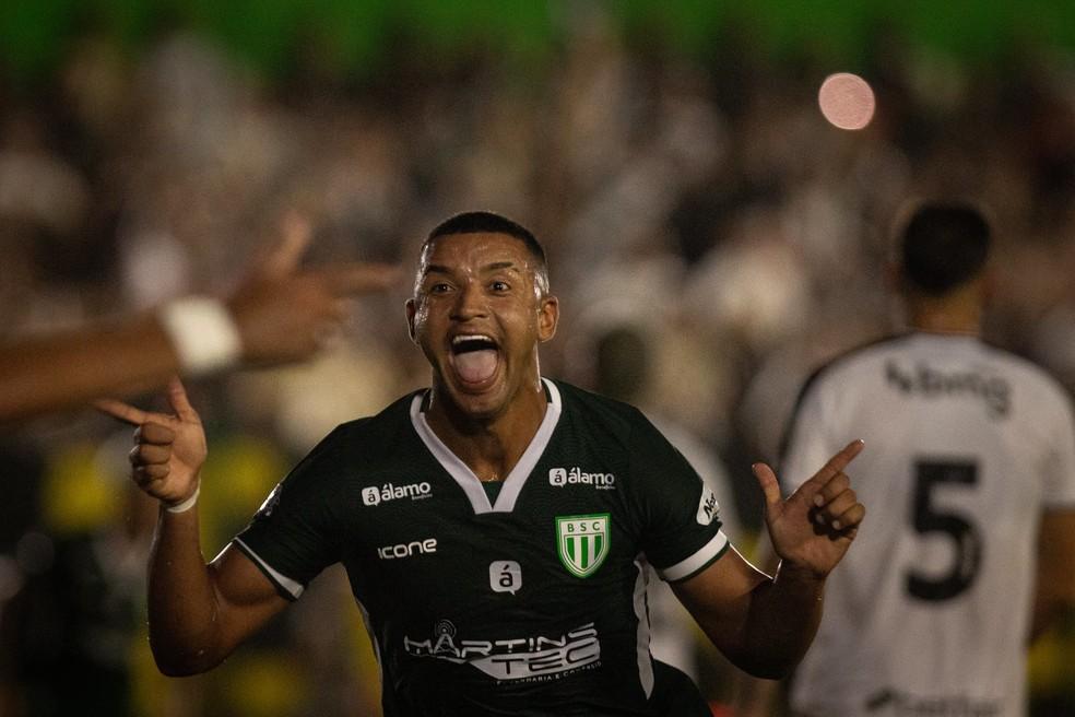 Zé Vítor comemora gol sobre o Vasco no Carioca