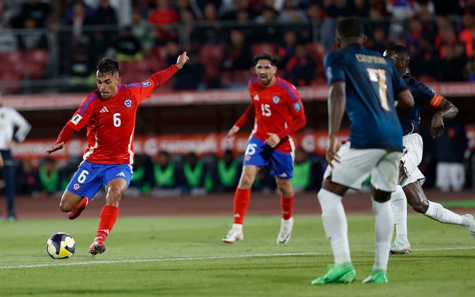 Pizarro arrisca finalização no confronto entre Chile e Equador pelas Eliminatórias