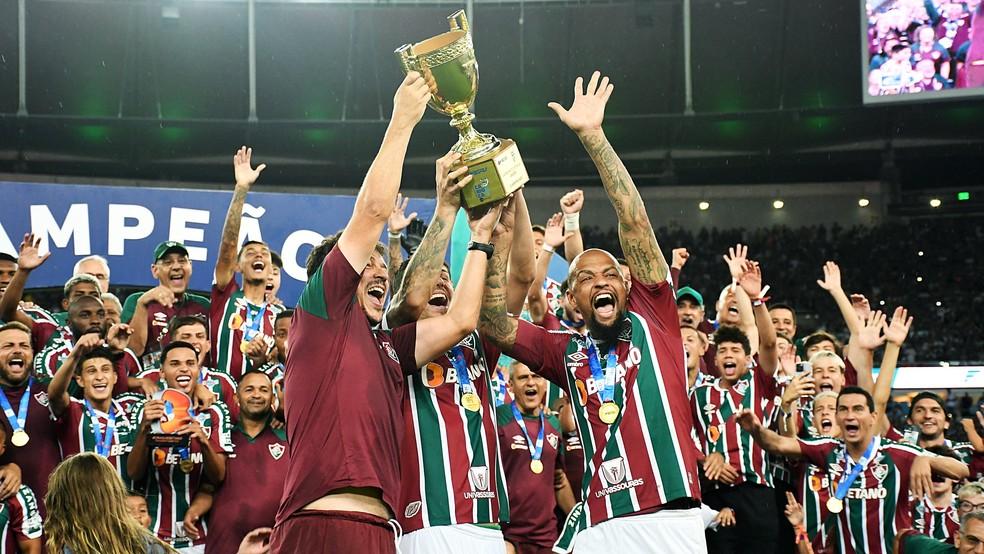 Felipe Melo, Fernando Diniz e Nino levantam a taça de campeão carioca