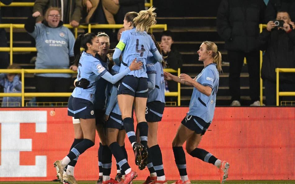 Jogadoras do Manchester City comemoram gol pela Champions League Feminina