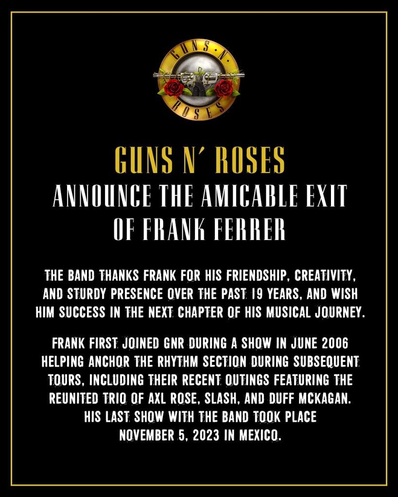 Pôster preto e dourado anunciando a saída do baterista Frank Ferrer do Guns N' Roses