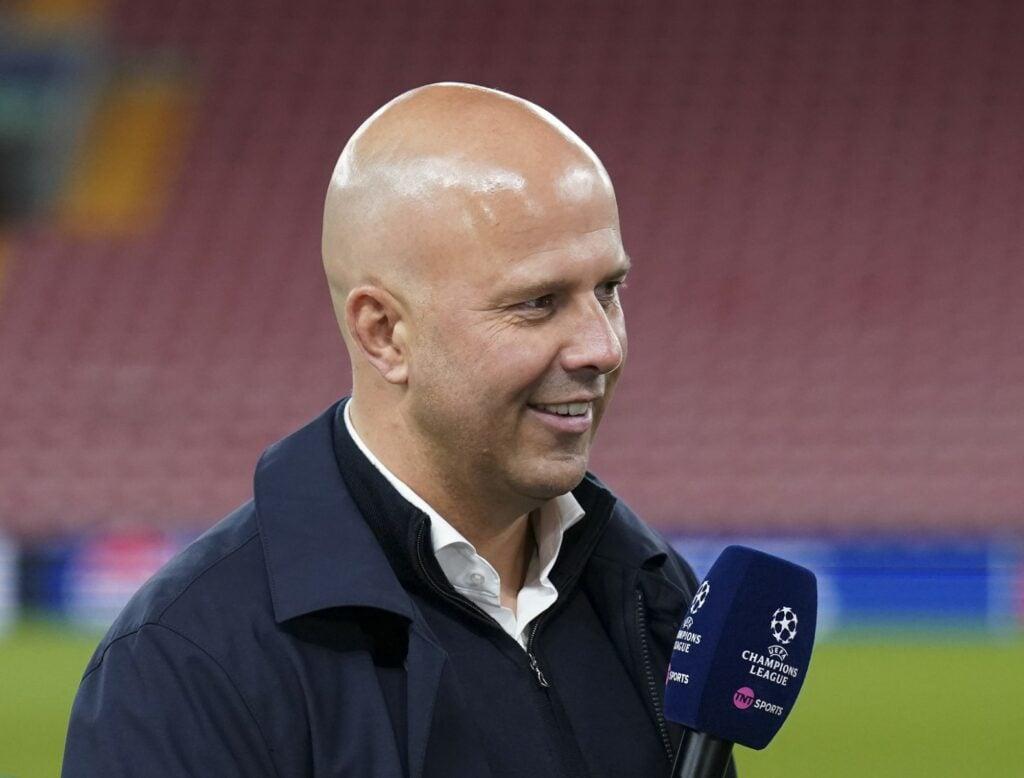 Arne Slot sendo entrevistado