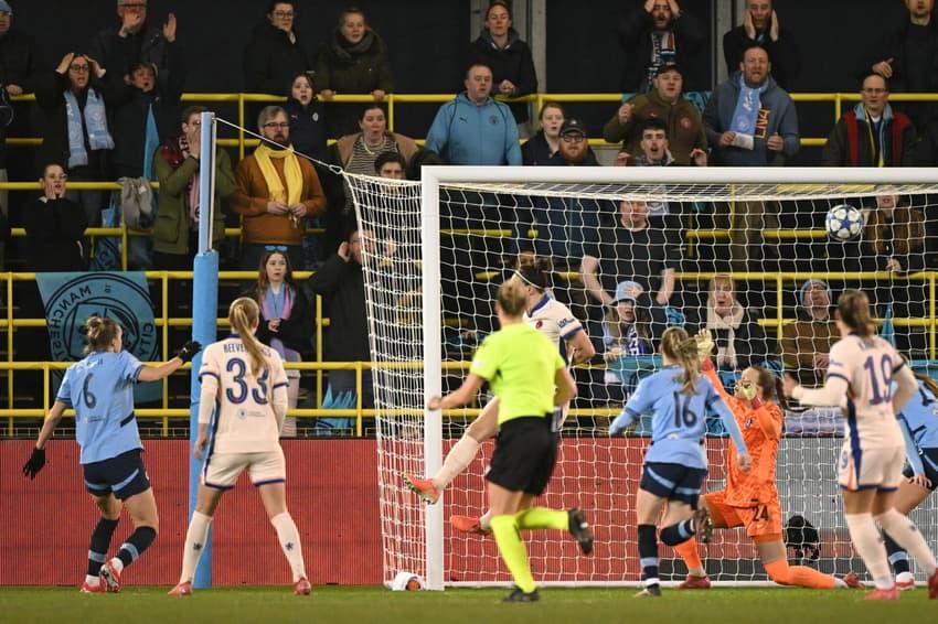 Miedema marca o gol do Manchester City sobre o Chelsea pela Champions League Feminina