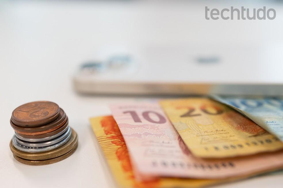 Promessas de dinheiro fácil têm induzido usuários ao uso de apps fraudulentos e caem em golpes.