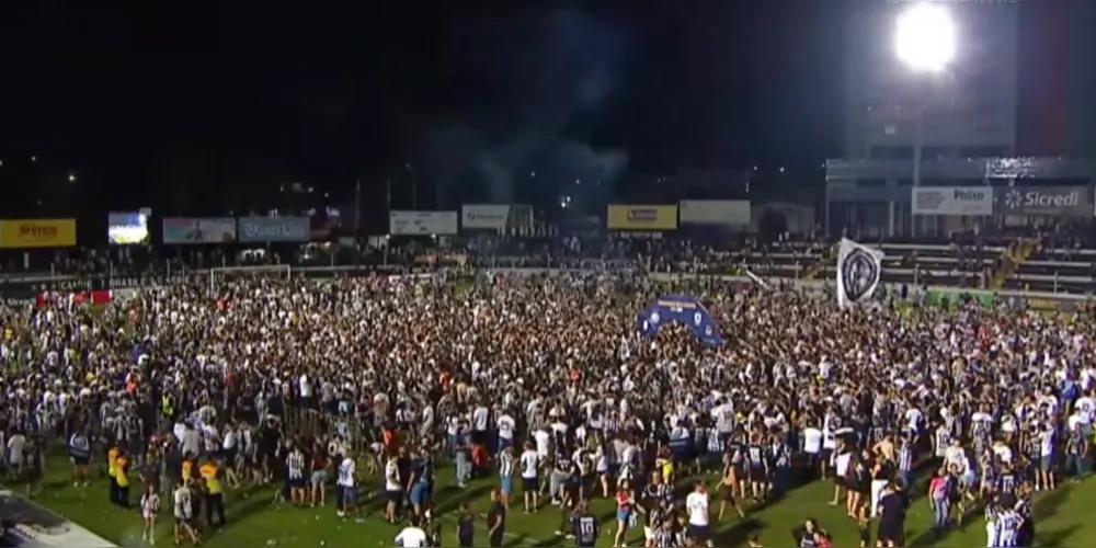 Torcedores alvinegros comemoraram no gramado junto com os jogadores.