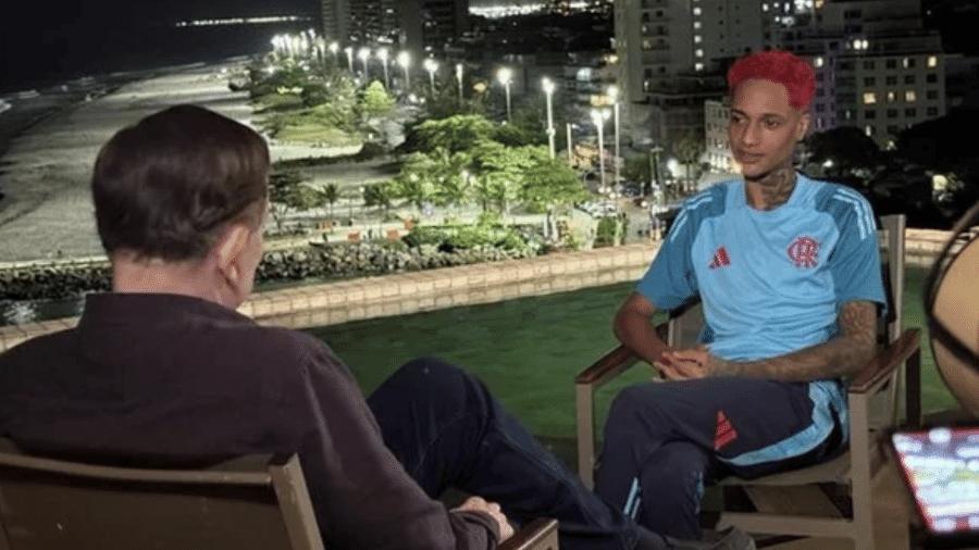 Roberto Cabrini entrevista o rapper Oruam no Domingo Espetacular