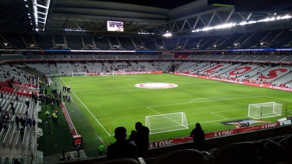 Foto tirada da arquibancada para o gramado do Estádio Pierre-Mauroy.
