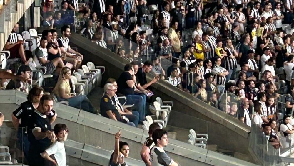 João Marcelo assistindo ao jogo