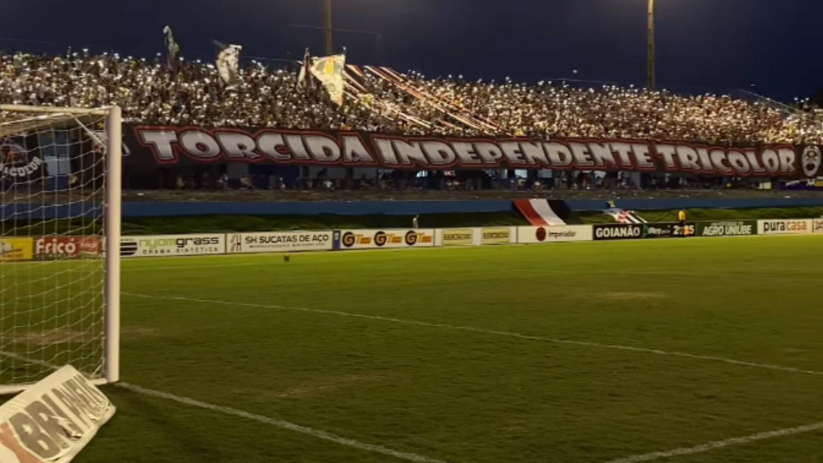 Torcida do Galo no Estádio Jonas Duarte