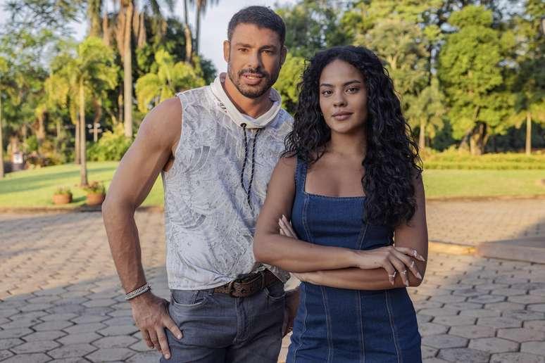 Bella Campos como Maria de Fátima