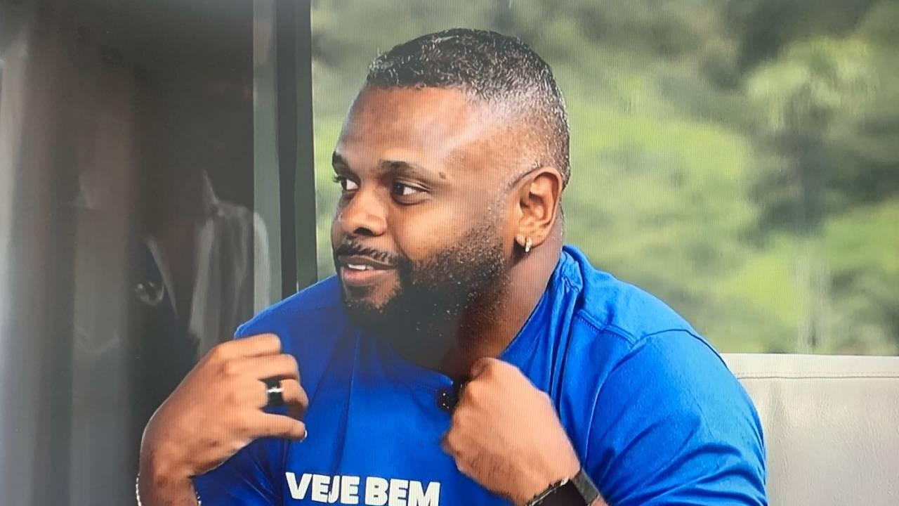 Carnavalesco da Beija-Flor, João Vitor Araújo, na TV Globo.