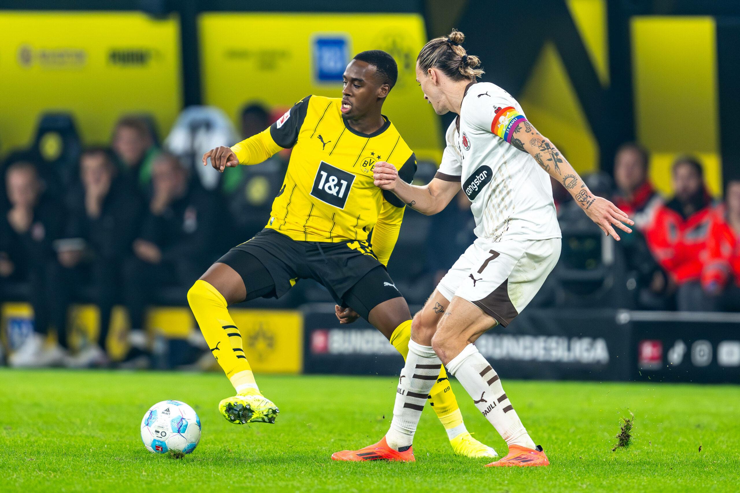 Jackson Irvine em duelo com Gittens