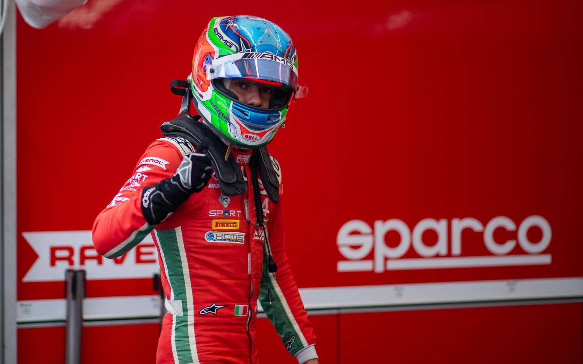 Kimi Antonelli celebra uma vitória na Fórmula 2