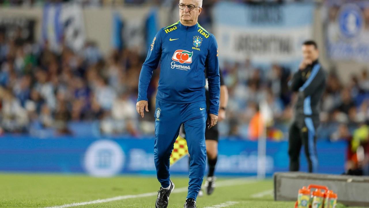 Dorival Júnior durante jogo contra a Argentina