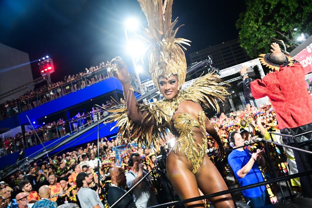 Erika Januza desfila na Viradouro