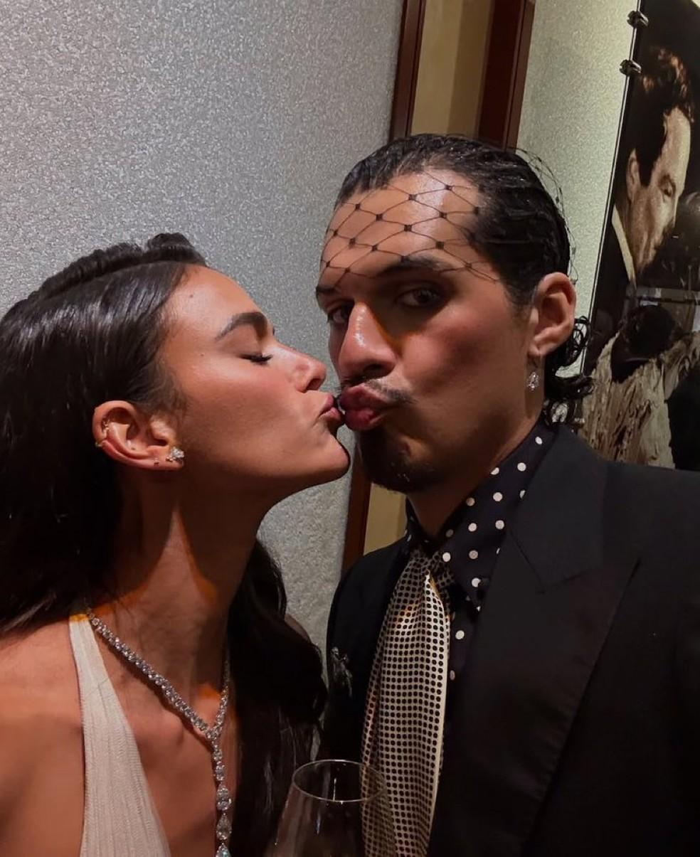 Foto de Bruna Marquezine quase beijando Omar Apollo — Foto: Reprodução/X.