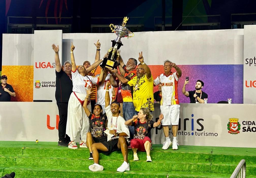 Direitoria da Tom Maior recebe o título de campeã do Acesso I no carnaval 2025 em São Paulo